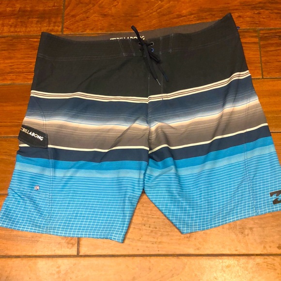 Billabong Platinum board shorts. 42 - Picture 1 of 4